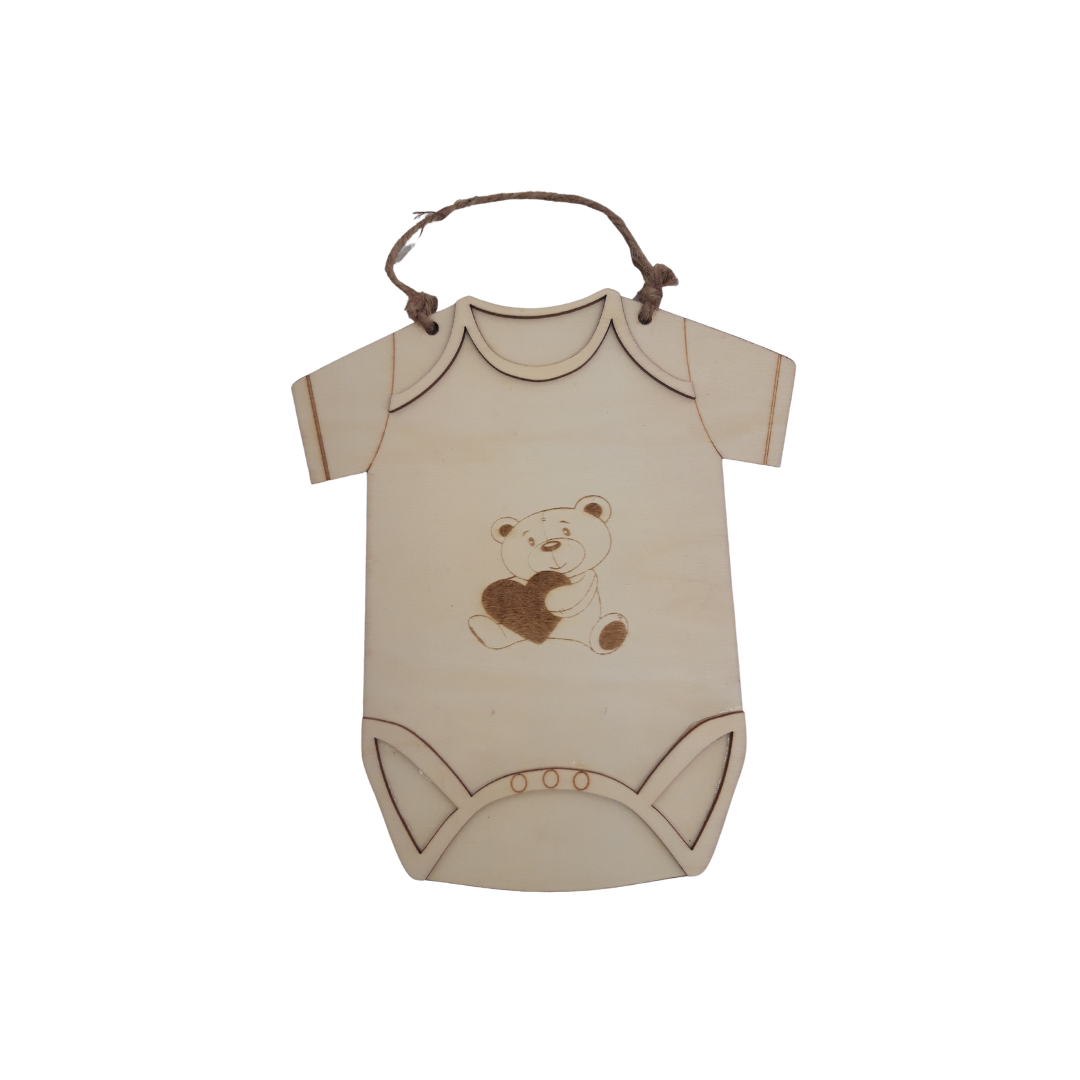 Houten-babyrompertje-gegraveerd-met-beertje-shape-of-the-art.png